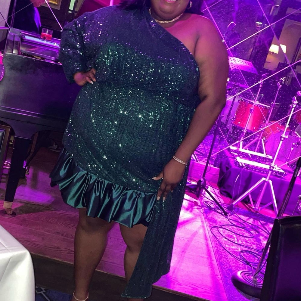 Beautiful one shoulder hunter green sequins dress…